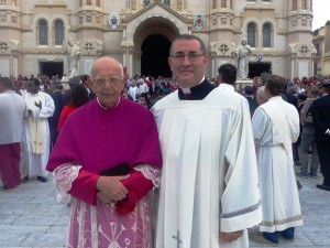 Il can. Mario Manca e don Angelo durante la Processione della Madonna della Consolazione (Foto Aldo Fiorenza)